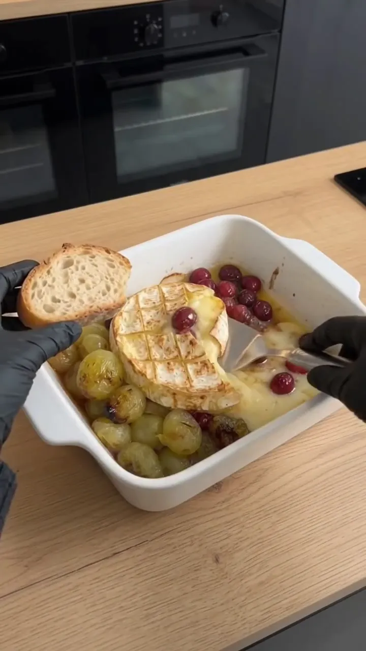 Baked Camembert with Berries and Grapes – preparation