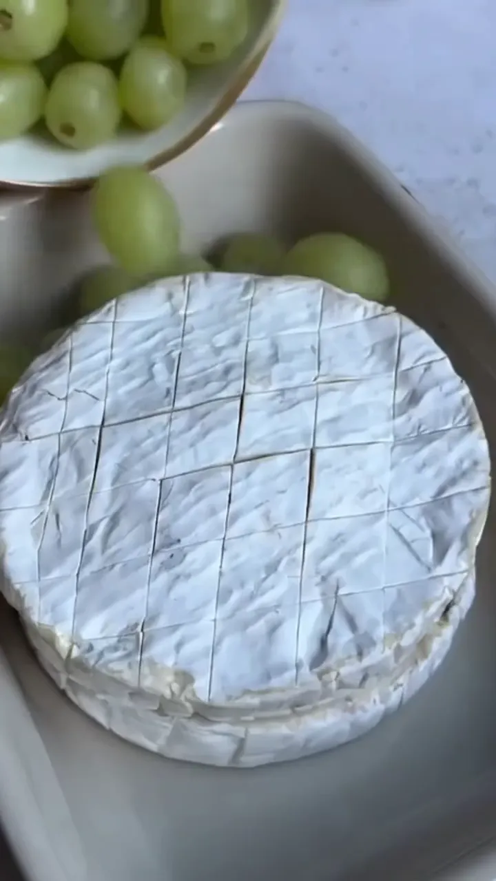 Baked Camembert with Berries and Grapes – step 2