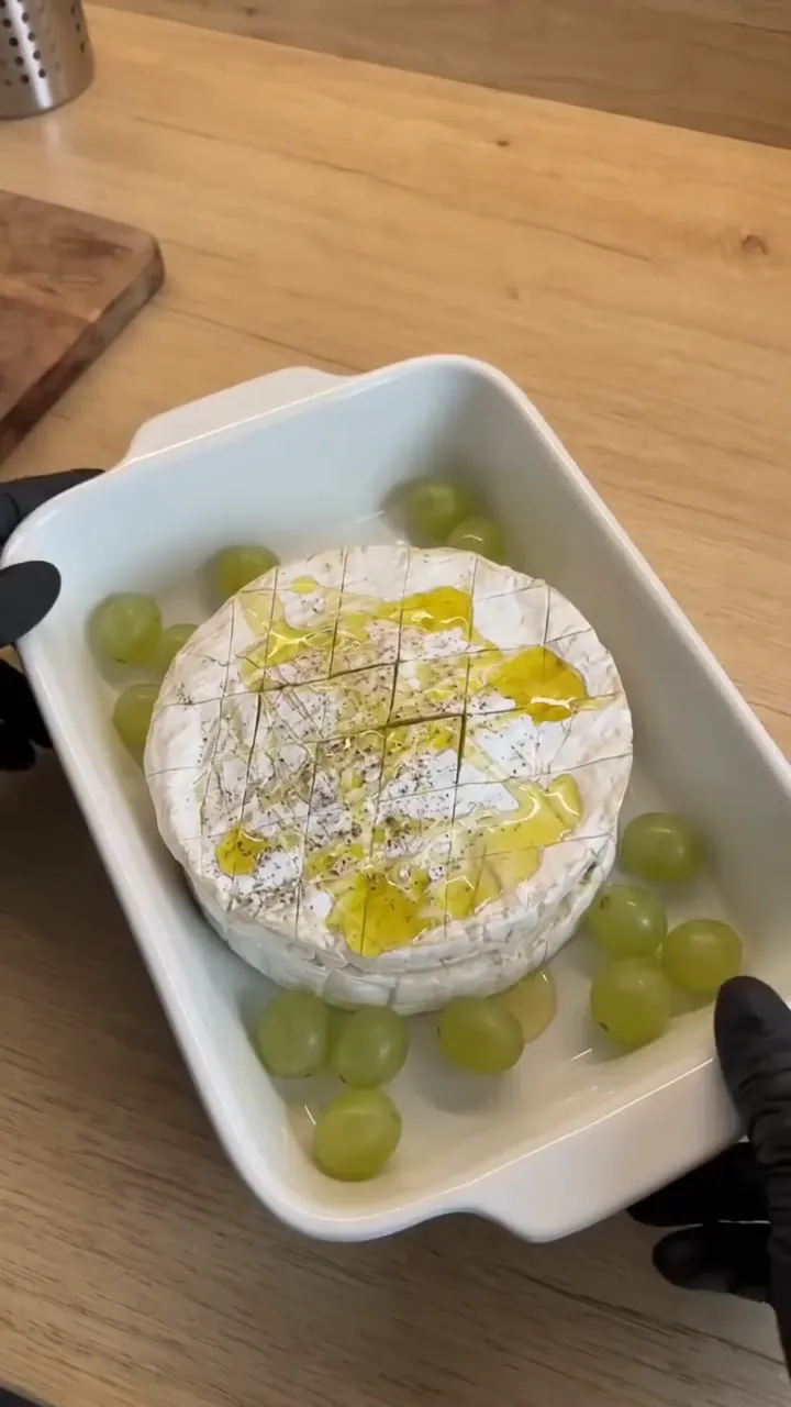 Baked Camembert with Berries and Grapes – step 4