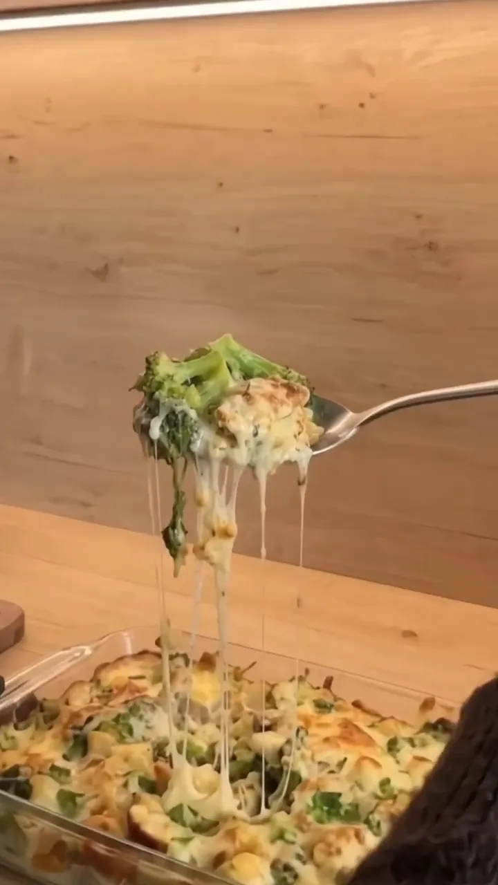 Creamy Low-Carb Chicken and Broccoli Alfredo Casserole – preparation