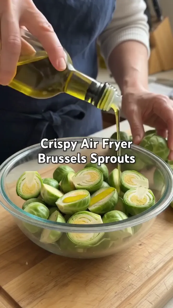Crispy Air Fryer Brussels Sprouts with Garlic and Honey – preparation