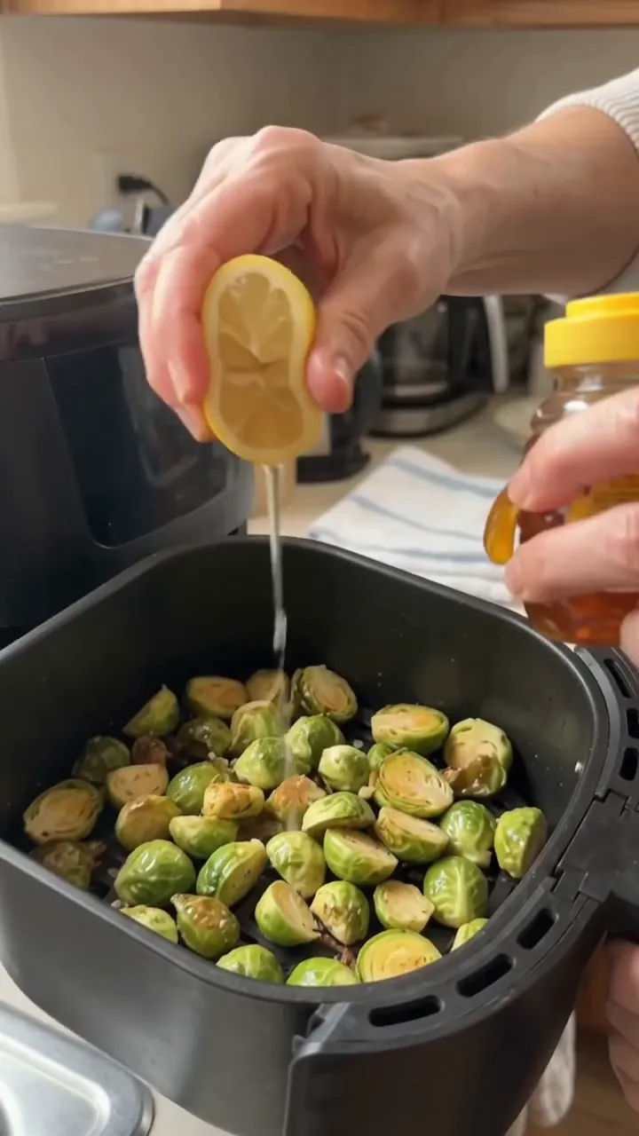 Crispy Air Fryer Brussels Sprouts with Garlic and Honey – step 1