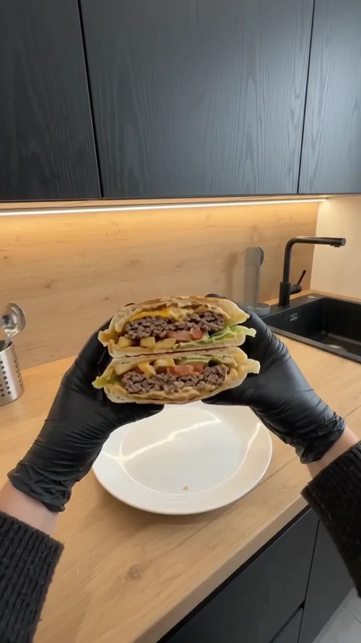 Crispy Cheeseburger Wrap with Fries – preparation