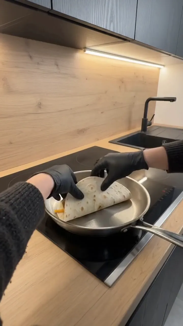 Crispy Cheeseburger Wrap with Fries – step 2